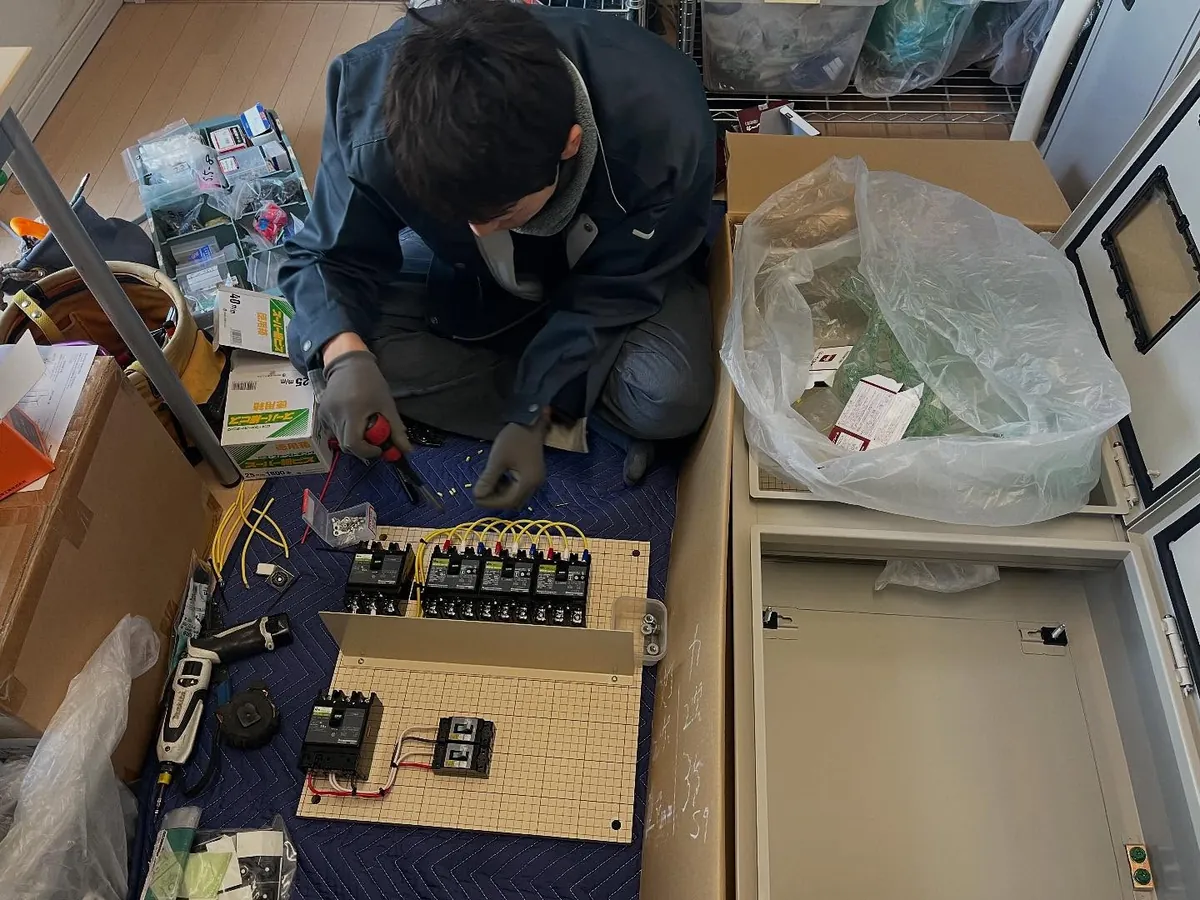 分電盤の配線作業