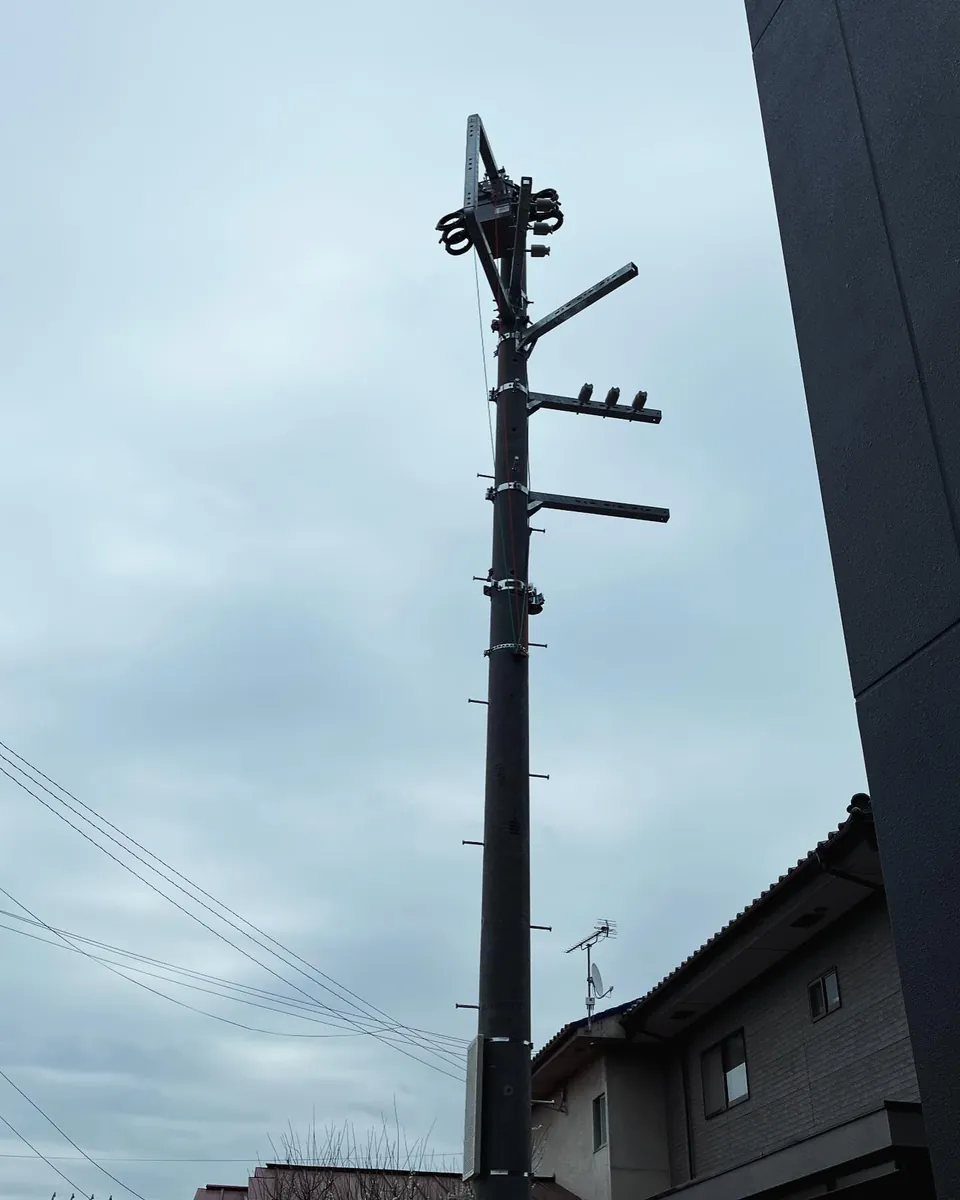 金具が組まれ電線が張られた完成後の電柱